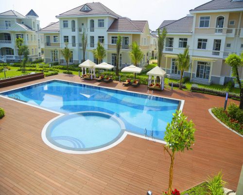 sàn gỗ ngoài trời bể bơi