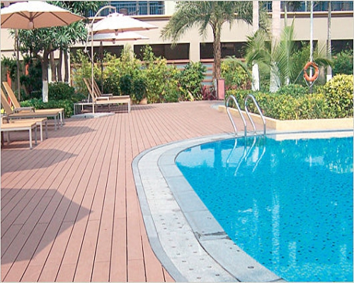 Sàn gỗ ngoài trời lắp đặt ở bể bơi