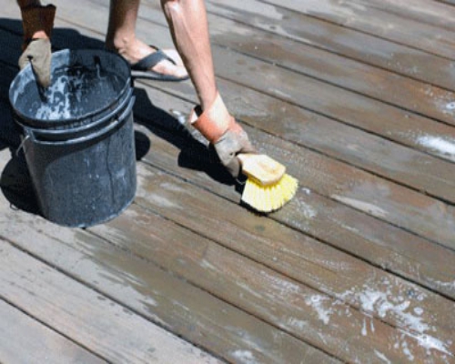 Vệ sinh sàn gỗ ngoài trời
