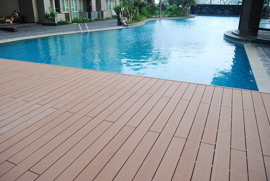 sàn gỗ lắp cho bể bơi ngoài trời