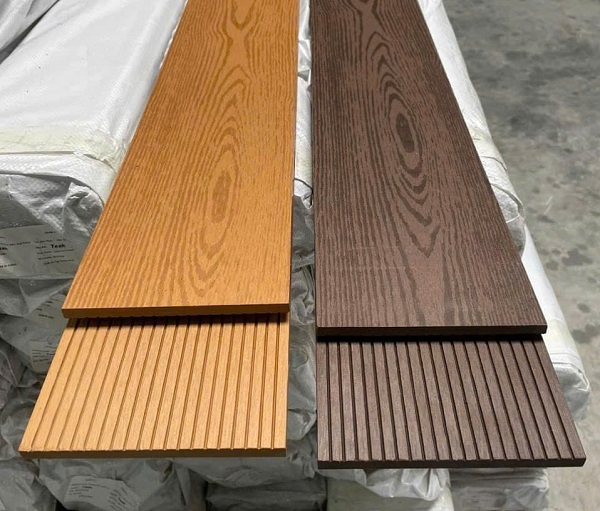 Sàn gỗ nhựa đặc vân gỗ và kẻ
